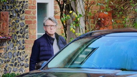 Britská polícia zadržala bývalého ministra Mandelsona, ktorý figuruje v kauze Epstein