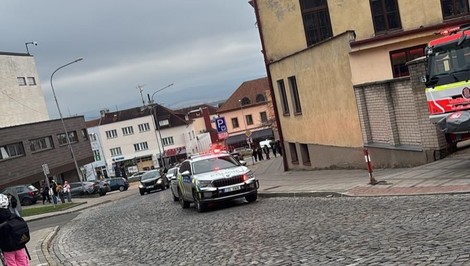 Polícia evakuuje 450 ľudí zo školy v Uhorskom Brode pre riziko výbuchu neznámej látky