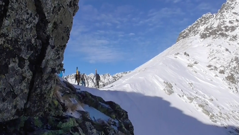 Mráz štípal do tváre, vietor hrozil omrzlinami. Takéto sú podmienky v horách