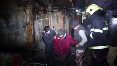 Zúfalý krik a plamene: Rodina z Rakús prišla po ničivom požiari o strechu nad hlavou