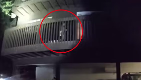 Plačúce dievčatko (4) prosilo o pomoc z balkóna. Otec ho nechal doma samé s drogami na stole