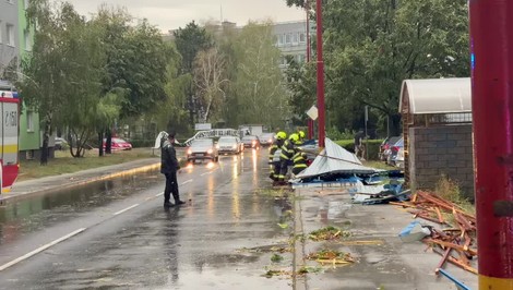 Časť Slovenska zasiahla silná búrka. SHMÚ vydal výstrahy pred povodňami