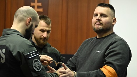 Bombic opäť na súde. Prišli ho podporiť známe tváre, pred budovou sa rozčuľovali