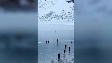 Turisti ignorovali varovania a vstúpili na zradný ľad. Video z Tatier pobúrilo ľudí na internete