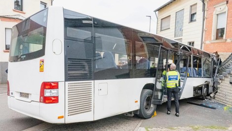 Školský autobus narazil do domu. Sedelo v ňom 30 detí