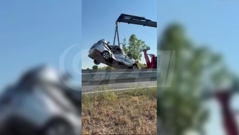 Policajné auto havarovalo pri Senci, vozidlo skončilo na streche