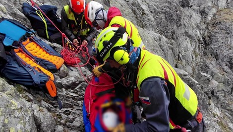 Turistka bez výstroja a povolenia spadla na horolezcov. Pádom ohrozila vodcu aj jeho klientov