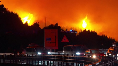 Požiar v chorvátskom Omiši má druhú obeť. Traja ľudia stále bojujú o život