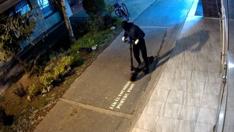 Neznámy páchateľ prepadol záložňu so zbraňou, polícia po ňom pátra