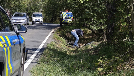 Dve mladé maturantky zahynuli pri zrážke dvoch áut. Pri ceste vytvorili pietne miesto