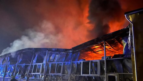 Halu v Moravskom Svätom Jáne zachvátili plamene, ozval sa aj výbuch