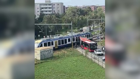 Vážna nehoda v Bratislave: Leo Express sa na Ivanskej ceste zrazil s autobusom