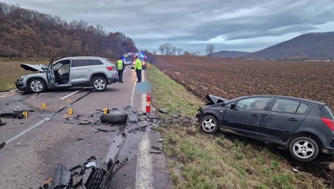 Po zrážke dvoch áut zomrel 55-ročný muž, traja ďalší sa zranili