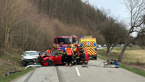 Vážna dopravná nehoda: Vodič pri obiehaní narazil do protiidúceho auta