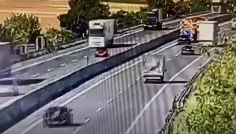Ďalšie auto narazilo do cestárov. Polícia odkazuje vodičom, aby sa spamätali