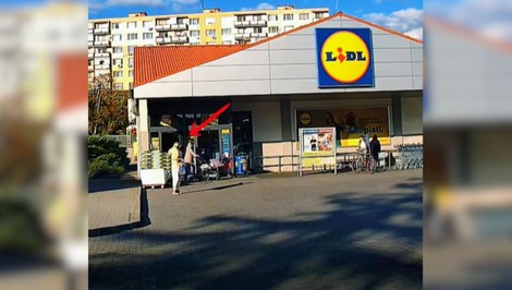 VIDEO: V Lučenci sa strhol zápas muža s SBS-kárkou. Pred políciou začal utekať