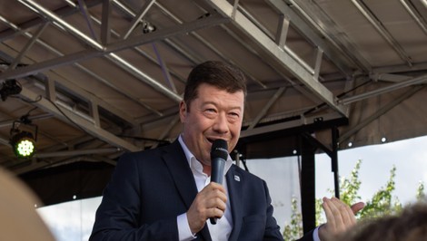 Brat Tomia Okamuru varuje pred jeho zvolením za predsedu snemovne