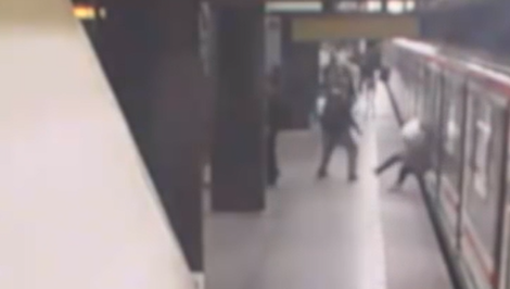 Staršia žena sa zrazila s mužom a spadla medzi vagóny metra