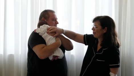 Po najväčšej bolesti prišla nová nádej. Manželom sa narodila dcéra z embrya zmrazeného 22 rokov
