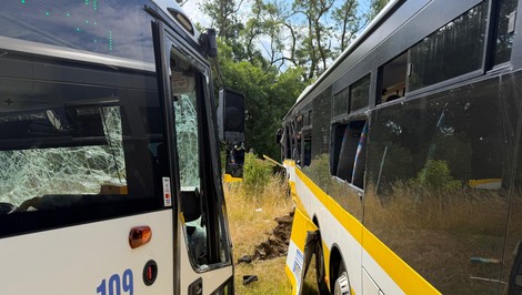 Pri čelnej zrážke dvoch autobusov sa zranili mnohí cestujúci. Hlavná cesta je uzavretá