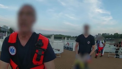 VIDEO: Dráma na lodi pri Dunaji. Ženu po kolapse oživovali lekár, záchranári aj policajti