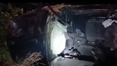 Auto po nehode skončilo prevrátené v priekope: Dvaja mladí spolujazdci zomreli
