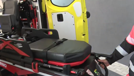 Tragické ráno na cestách. Nákladné auto zrazilo chodkyňu, zraneniam podľahla