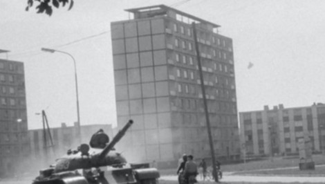 Študenti si sadli na cestu prikrytí československou vlajkou. Pozrite si unikátne zábery z Prešova z augusta 1968