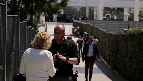 Dôchodca v Aténach postrelil päť ľudí. Polícia po ňom pátra