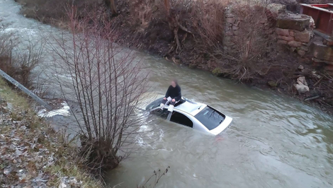 Dvadsaťročný vodič po šmyku skončil s autom v rieke. Na záchranárov čakal na streche