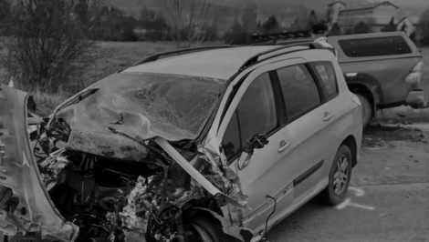 Tragická nehoda: Po zrážke štyroch áut zomrel jeden človek, zranili sa aj deti