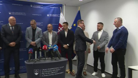 Zmeny v koalícii: Turbulentný týždeň vo vláde vyvrcholil odvolaním Kmeca