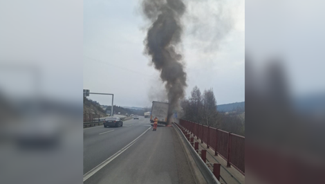 Na diaľnici D1 pri Hendrichovciach horí kamión, polícia vyzýva na opatrnosť