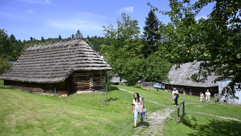Najstarší skanzen na Slovensku omladzuje. Šindliari vracajú život dreveným stavbám