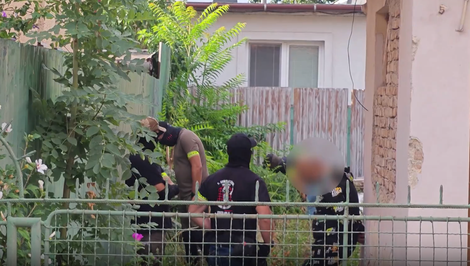 Intímnou fotkou mal vydierať mladého muža. Polícia vypátrala podozrivého aj jeho komplica
