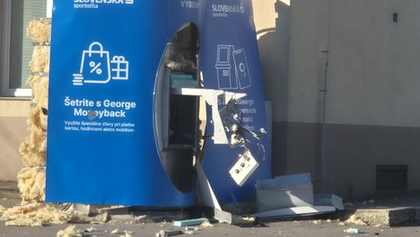 Výbuch rozmetal bankomat v Oslanoch: Zostali len trosky, polícia miesto uzavrela