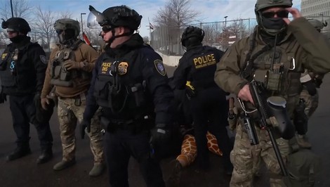 Protesty proti imigračným úradom v USA pokračujú. Minnesota odmieta federálnych agentov