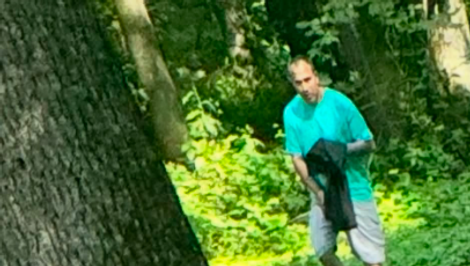 Muž mal sledovať matku s dieťaťom v lese a uspokojovať sa. Polícia po ňom pátra