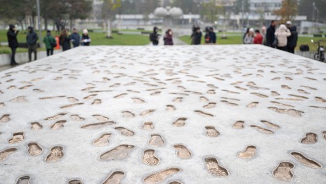 V Bratislave vyrástol nový pamätník Nežnej revolúcie. Občanov má burcovať k obrane demokracie