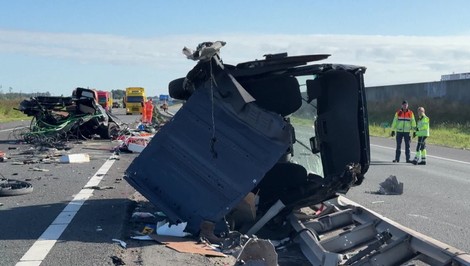 V Holandsku sa prevrátil autobus so študentmi. Hlásia viacero zranených