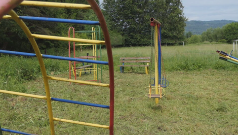 Deti nemajú miesto na hranie. Mesto označilo nebezpečné detské ihrisko za funkčné