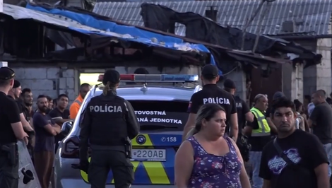 Polícia musela krotiť vášne v osade. Hádky rodín vyústili do bitky, zapájali sa aj deti