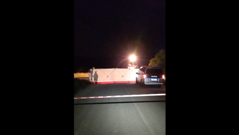 Osobné auto narazilo do betónových panelov. Vodič na mieste podľahol zraneniam