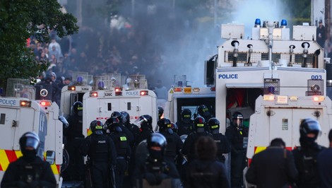Vlna nepokojov v Belfaste pokračuje: Polícia nasadila vodné delo, zranených je viacero príslušníkov