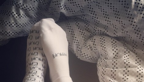 Oziabajú vás ruky a nohy? Ak vám pri tom modrejú prsty, spozornite