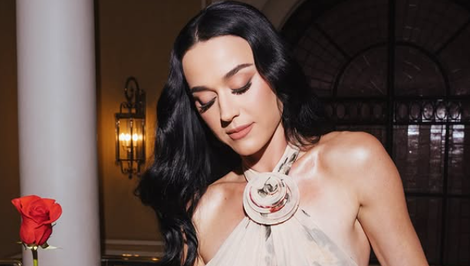 Tak predsa speváčka a premiér! Najšokujúcejší pár roka odfotili pri romantických objatiach!