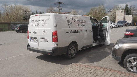 Polícia vyšetruje úmrtie 58-ročného muža. Jeho telo našli v byte v Humennom