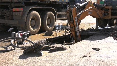 Prasknuté potrubie paralyzovalo mesto: Zatopilo ulice, podmylo cesty, tisíce ľudí zostalo bez vody