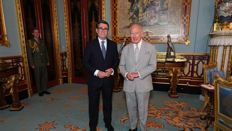 Británia má nového premiéra. Britský kráľ poveril Burnhama zostavením vlády