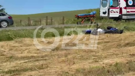Pri Odoríne havarovala motorkárka. Po náhlom spomalení dodávky skončila aj so strojom na poli